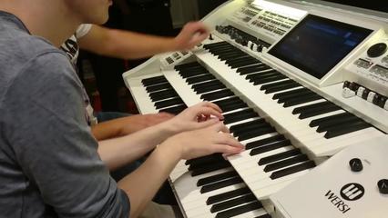 雙排鍵電子琴的發展及其對音樂教育領域的深遠影響